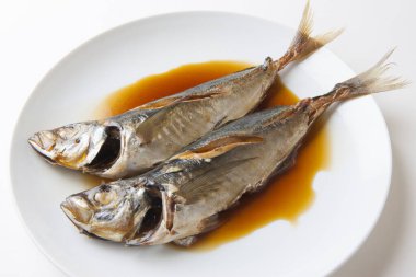 Tabakta kızarmış balık