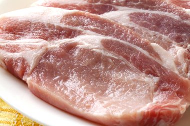 Tabakta taze çiğ domuz eti var.