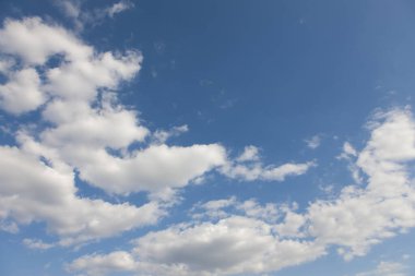 Mavi gökyüzünde beyaz bulutlar, doğa arka planı   