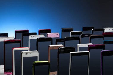 Farklı modern akıllı telefonların yakın plan görüntüsü, stüdyo görüntüleri.        