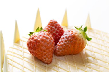 Çilekli lezzetli pastanın yakın plan görüntüsü     