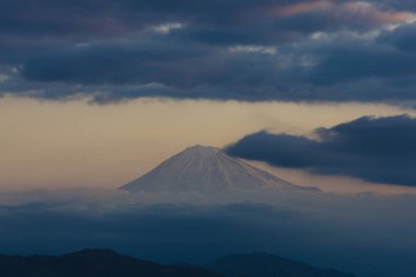 Fuji Dağı ve bulutlu gökyüzü manzarası 