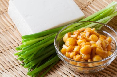 Cam kasede salamura edilmiş mantar, tofu ve yeşil soğan.