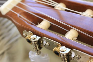 Arkaplanda dizgileri olan gitar görüntüsünü kapat