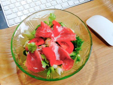 Salata, domates, salatalık ve salatalık. 