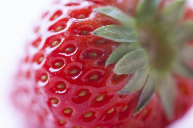 Açık arkaplanda taze olgun çileğin yakın plan görüntüsü 