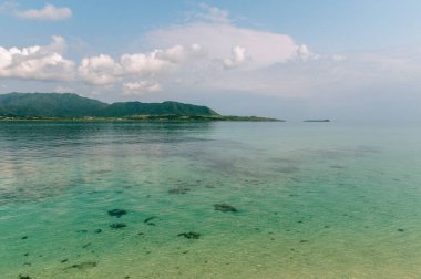 Güzel deniz manzarası ve tropikal plaj          