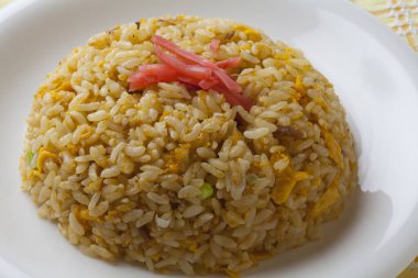Sebzeli ve baharatlı kızarmış pirinç, Asya yemekleri. 
