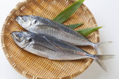 Hasır sepetteki lezzetli sardalyaların yakın görüntüsü