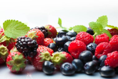 beyaz zemin üzerine taze ve lezzetli meyveler  