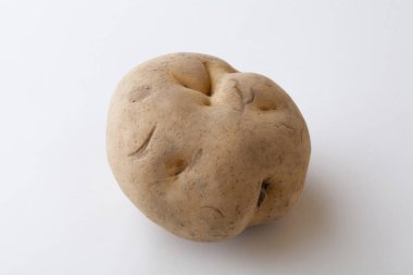 Beyaz zemin üzerinde çiğ organik patates