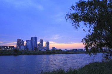 Japon şehrinin modern gökdelenlerine sahip manzaralı bir şehir. 