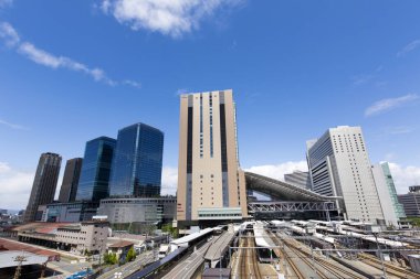 Osaka şehrinin modern mimarisi, Japonya, gündüz görüşü 