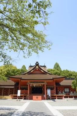 Kırmızı ahşap desenli güzel antik Japon tapınağı manzarası.