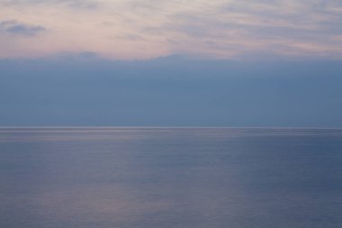 Manzaralı günbatımında deniz manzarası          