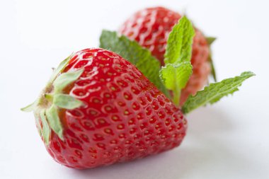 Beyaz arka planda taze çilekler 