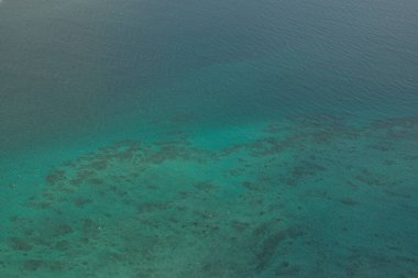güzel turkuaz deniz su yüzeyinin havadan görünüşü       