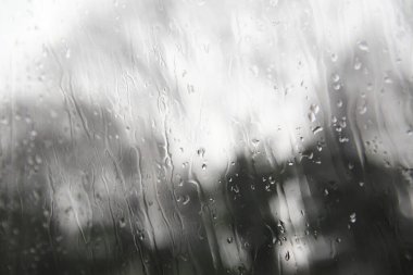 Cama düşen yağmur damlaları, manzarayı kapat