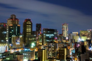 Tokyo, Japonya 'daki aydınlık binaların güzel gece manzarası                            