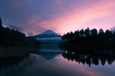 Gün batımında Fuji Dağı 'nın güzel manzarası