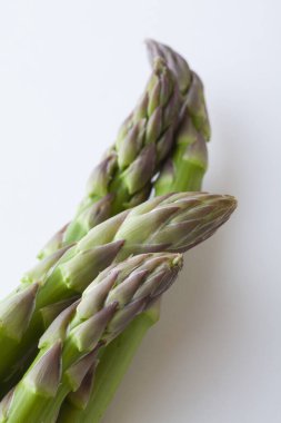 Bir avuç yeşil kuşkonmaz.