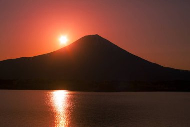Japonya 'daki Fuji Dağı ve Yamanashi Gölü' nün gerçek üstü günbatımı manzarası