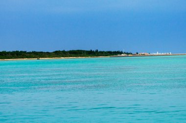 Maldivler plajlı bir ada.