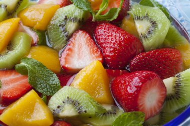 Çilekli taze meyve salatası ve kivi.