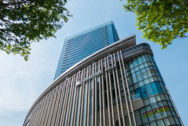 Grand Front Osaka, JR Osaka İstasyonu 'nun kuzeyinde yer alan ve mağazalar, restoranlar, oteller, ofisler ve etkinlikler sunan büyük bir ticari kompleks. Umeda Bölgesi, Osaka, Japonya.