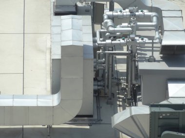 Metal makineleri dışarı bağlayan büyük endüstriyel havalandırma kanalları