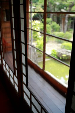 Geleneksel Japon evinin içindeki ahşap pencere.       