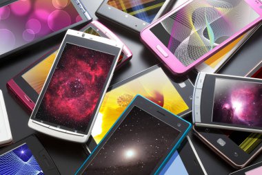 Koyu arkaplanda parlak ekranlı cep telefonlarının yakın plan görüntüleri 