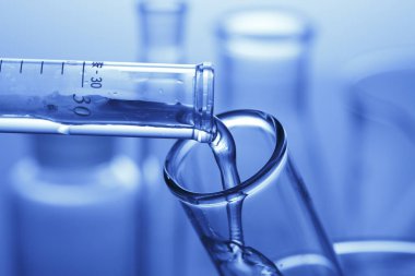 Mavi arka planda laboratuvar camları var. Laboratuvarda kimyasal test, bilim konsepti                            
