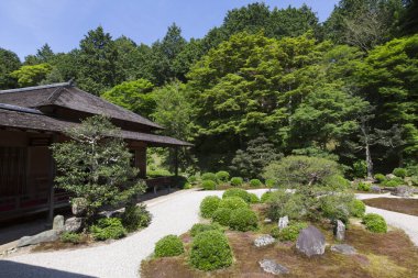 Japon yeşil bahçesinde ahşap bir ev. 