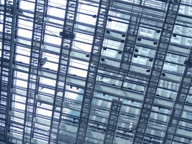 Ofis binasının modern cam pencereleri