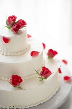 Kırmızı çiçekli lezzetli düğün pastası, yakın plan.