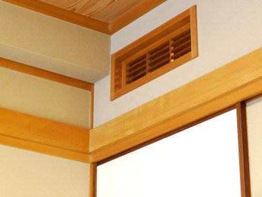 Geleneksel Japon tarzı odada güneş ışığı alan ahşap tavan menfezi