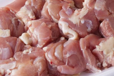 Beyaz arka planda çiğ domuz eti parçaları.