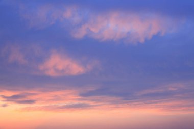 Parlak bulutlu güzel gün batımı gökyüzü