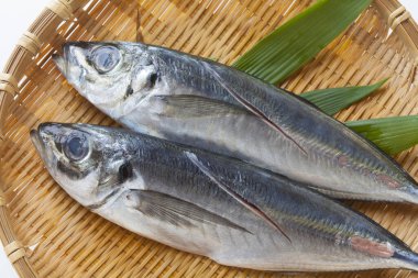 Hasır sepetteki lezzetli sardalyaların yakın görüntüsü