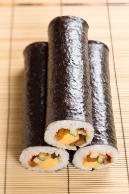 Japon suşi rulolarının yakın plan görüntüsü.     
