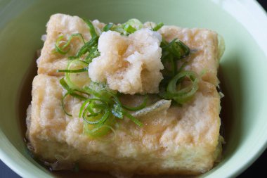Agedashi Tofu. Tsuyu Çorbası 'nda kızartılmış tofu. Asya yemekleri