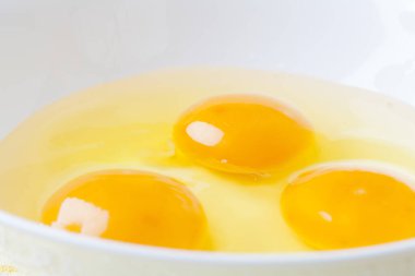 Bir kasede kırılmış çiğ yumurta.