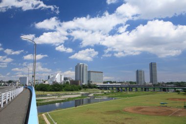 Modern şehirde nehir ve mavi gökyüzü