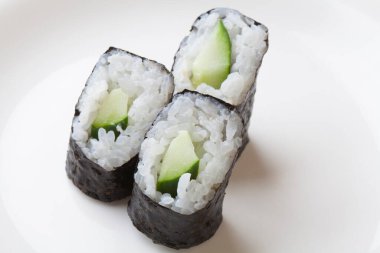 Japon yemeği, salatalıklı suşi.