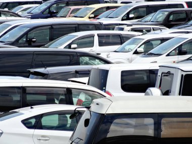 Otoparkta bir sürü araba var.