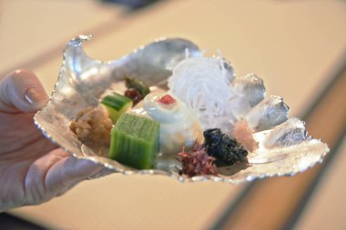 Japon aperatiflerinin servis edildiği dekoratif tabaklar.