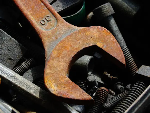 Koyu arkaplanda eski metal anahtar, kapat