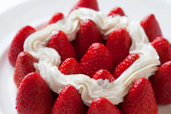イチゴとホイップクリームの美味しい甘いケーキ — ストック写真