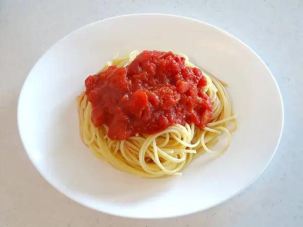 Σπαγγέτι Ντομάτες Και Τυρί Πιάτο Στο Τραπέζι — Φωτογραφία Αρχείου